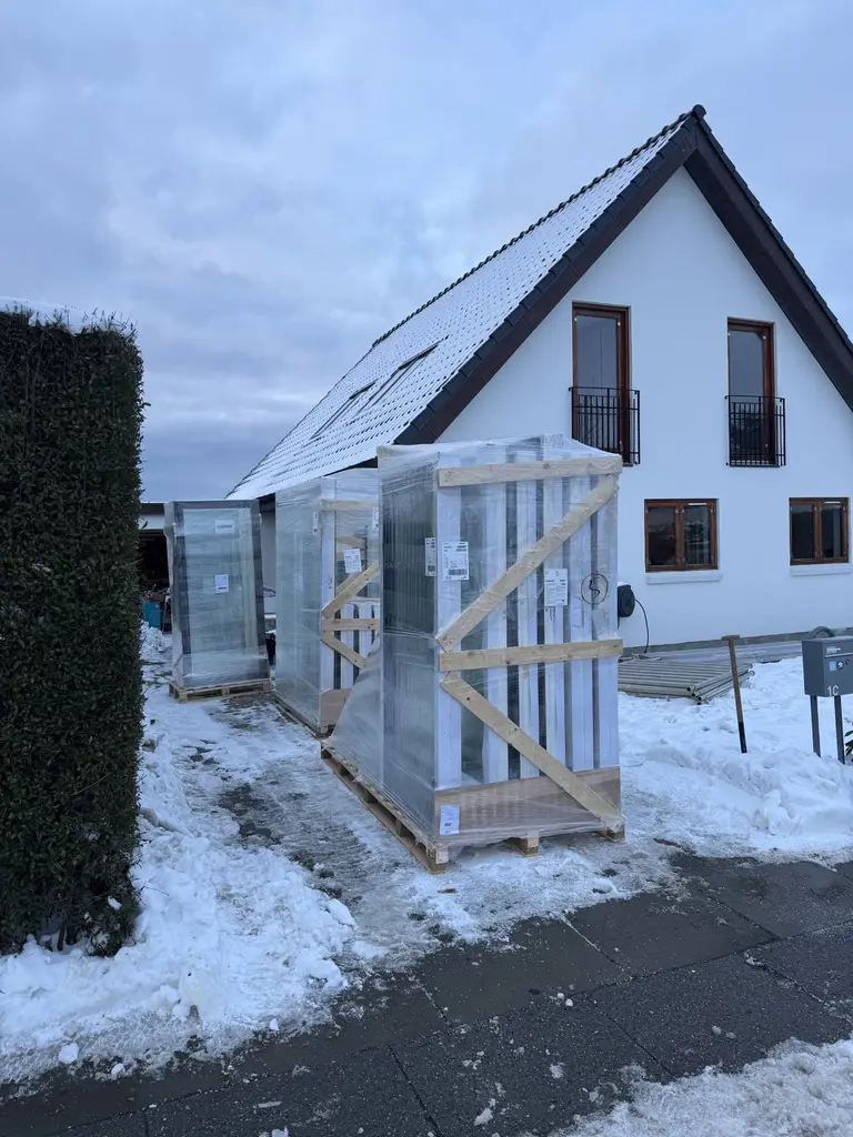 Vinduesudskiftning i sne: de nye vinduer står emballeret foran huset